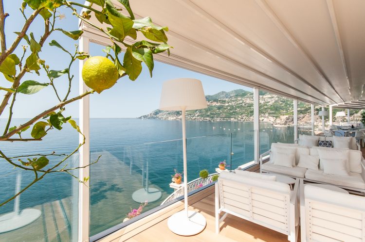 La splendida vista sul golfo caratterizza non solo il rooftop bar, ma anche il ristorante Oltremare affidato all'executive chef Alfonso Crisci e al suo percorso gastronomico, che celebra le ricchezze del territorio campano