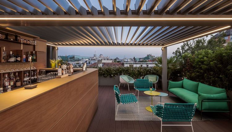 Il nuovo Casa Baglioni Rooftop by Sadler, 150 mq per 50 persone, con vista panoramica sullo skyline del capoluogo meneghino

