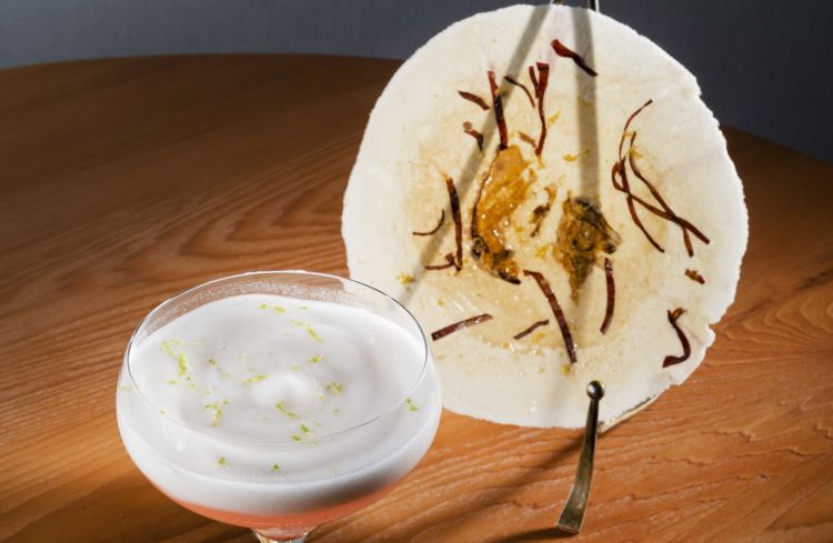 Cracker di rose e ostriche con cocktail al rosolio e litchi