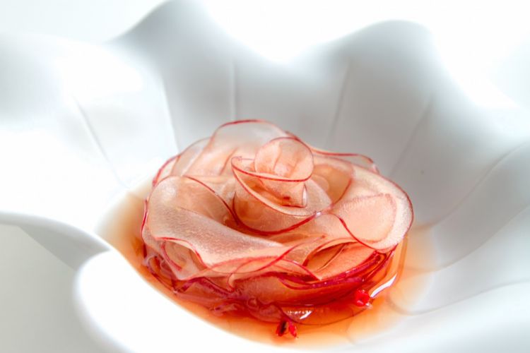 Rosa, mela annurca e cannella. Raffinato ed elegante dessert tecnico e territoriale: una mela annurca tagliata a forma di rosa, decotto di rosa e pepe rosa, gelato di bucce della stessa mela e cocktail di vermut rosa, cannella e soda
