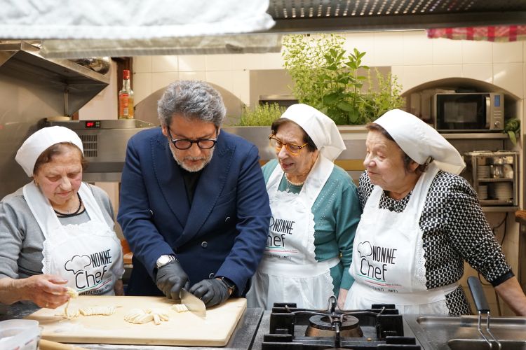 Di Donna al lavoro con le nonne
