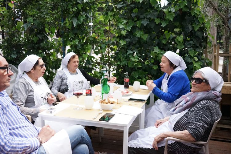 Riunione tra nonne all'U' Vul&egrave;sce
