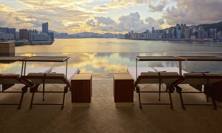 Miglior Hotel al mondo &egrave; il&nbsp;Rosewood Hong Kong, che si &egrave; aggiudicato anche il titolo di Miglior Hotel d'Asia.&nbsp;Il grattacielo sul lungomare di Kowloon &egrave; un tempio di luce e silenzio, progettato da&nbsp;Tony Chi, si sviluppa su 65 piani,&nbsp;conta 413 camere e suite, 11 ristoranti e bar, oltre&nbsp;all&rsquo;Asaya Spa, un tempio del benessere olistico
