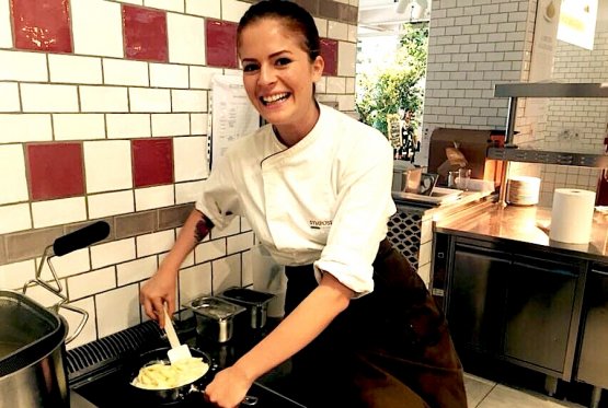 Rosita Pompili sorride e posa da cuoca a un ristorantino di Eataly Smeraldo a Milano