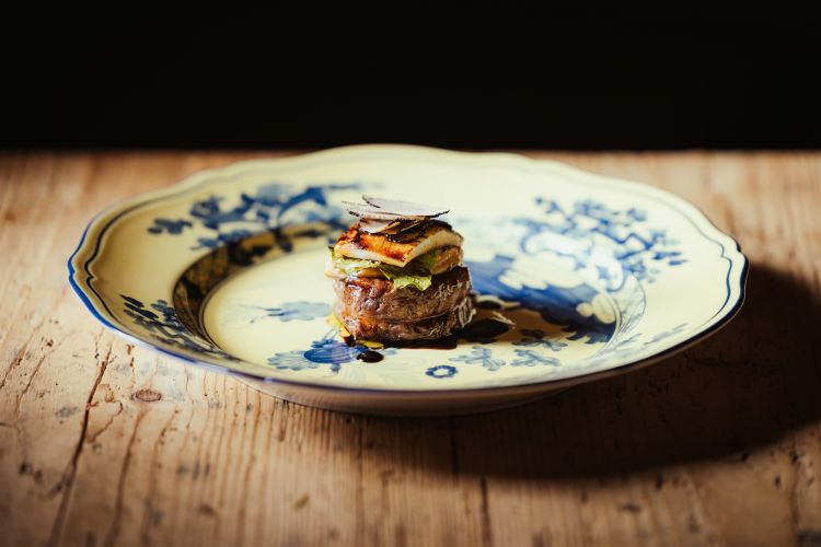 Rossini al mare: pan brioche alle alghe, filetto di manzo alla brace, foglia di spinacio, seppiolina alla brace, scaloppa di foie gras, salsa teriyaki