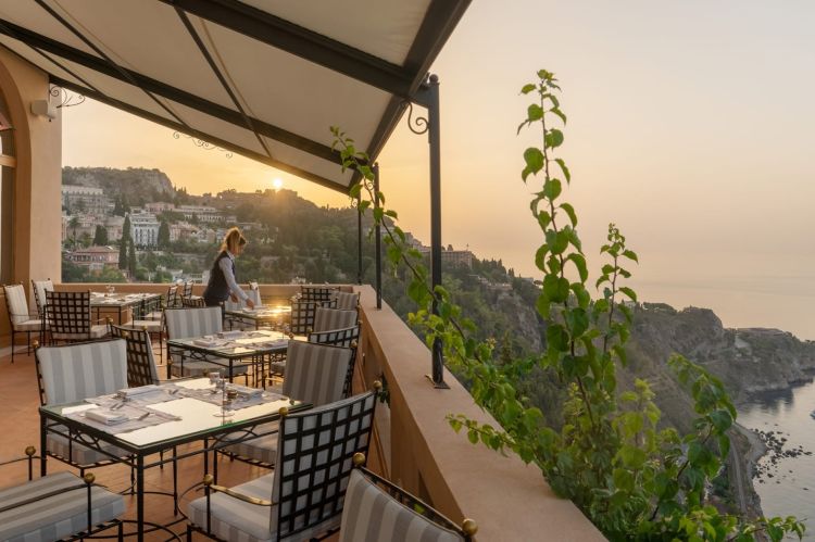La terrazza, ora sala open air, del ristorante Rosso. La proposta è una selezione di signature della cucina italiana: dal Vitello tonnato alla Cotoletta alla milanese, dalla Pasta alla carbonara alle Tagliatelle alla bolognese