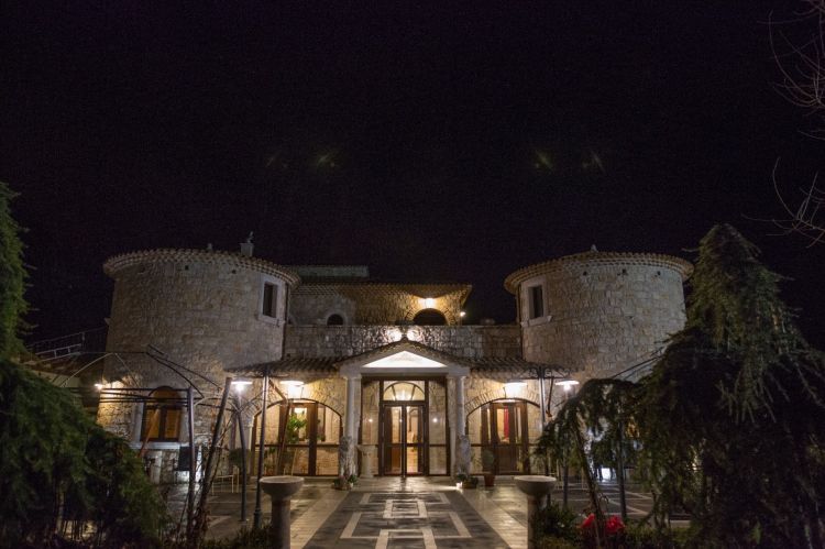 Le Grotticelle, bella struttura appollaiata su un’altura a poca distanza dal centro di Caggiano