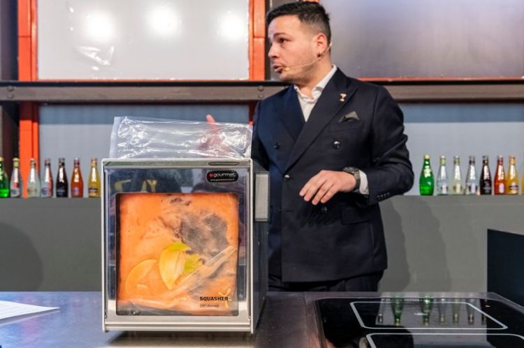 Sossio Del Prete mostra l'omogeneizzatore