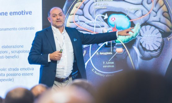 Vincenzo Russo è professore associato di Piscologia dei consumi e Neuromarketing all'università Iulm di Milano, presso la quale è anche direttore scientifico del centro di ricerca di Neuromarketing e direttore del master in Food&Wine Communication (foto bartumagazine.it)
