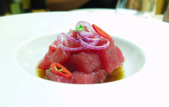 Tonno rosso con cipolla di Tropea con peperoncino e soia: straordinario piatto dell'Agorà a Rende 
