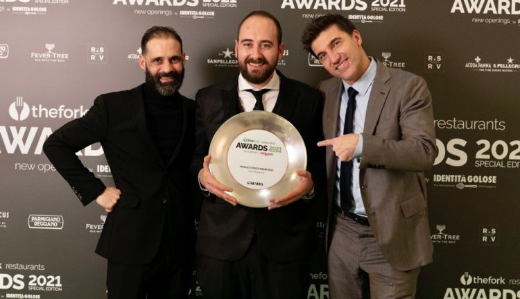 Stefano Sforza con Almer Ambeskovic e Christian Costardi, uno dei Top Chef che ha nominato Opera per questa edizione degli Awards
