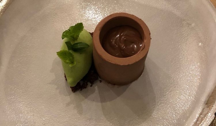 Tortino estivo al Cioccolato, con salsa al cacao e gelato alla menta e basilico
