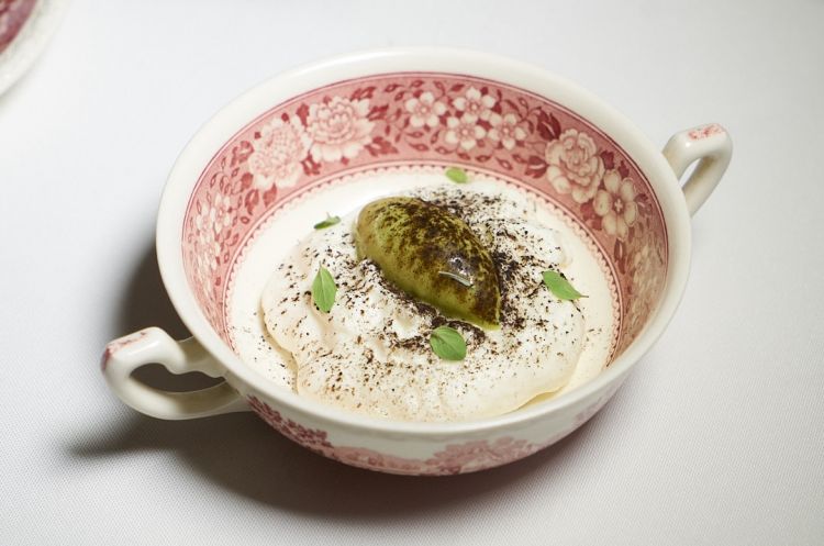 Sa scova santa che, in lingua sarda, è l’elicriso. La leggenda narra che una donna piangeva per i suoi bambini gravemente malati. Questo pianto dolente la condusse ad addormentarsi e sognò i suoi piccoli in salute in una stanzetta fatta di fasci di elicriso. Quando la donna si svegliò, andò a raccogliere l’elicriso e ne preparo un decotto per i bambini che, magicamente, guarirono in pochi giorni. Qui il dessert è composto da elicriso, spuma di leben, battuto di cacomela e peschiole, maggiorana, cenere di agrumi e fumo di elicriso