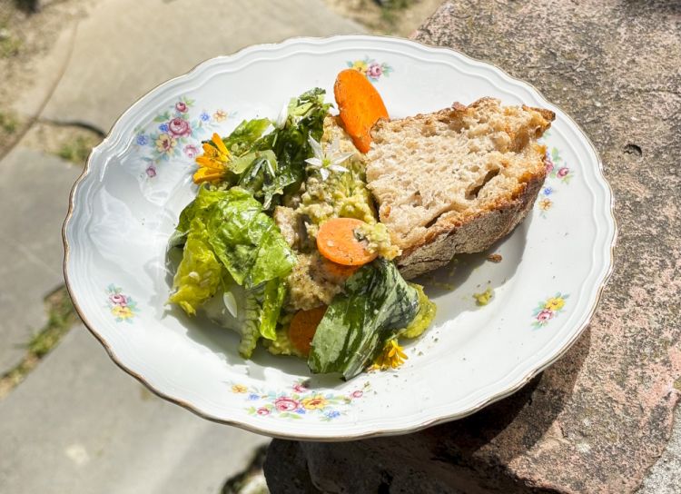 Erbe selvatiche, foglie, hummus, pane: un piatto di grande semplicit&agrave; e pieno di profumo, assaggiato per il pranzo del sabato, che racchiude lo spirito della tre giorni
