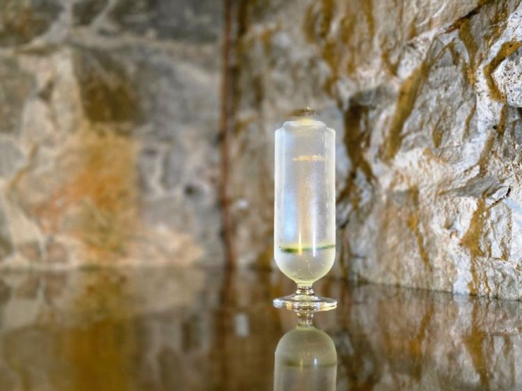 Zorba:&nbsp;mix di gin, mastica dell&rsquo;isola di Chios, cetriolo e basilico
