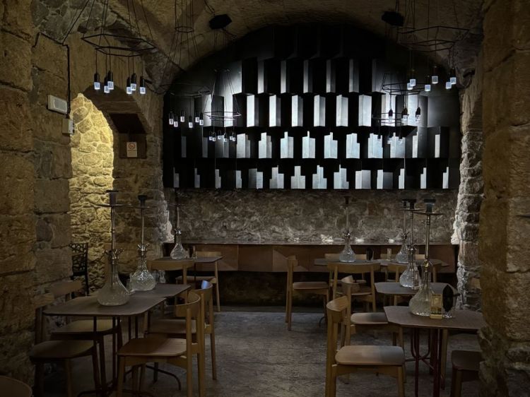 L'ampia sala del cocktail bar di Palermo Sabir
