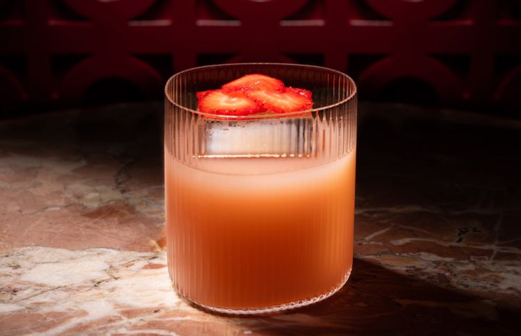 Sabrina, con Mitcher’s Rye Whisky, Mulassano Rosso Vermouth, Bitter Martini, mandorla, fragola