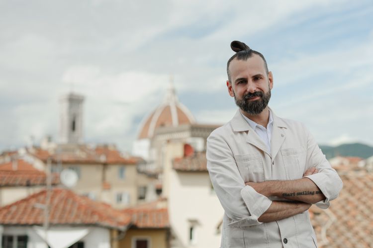 Il bartender Sacha Mecocci