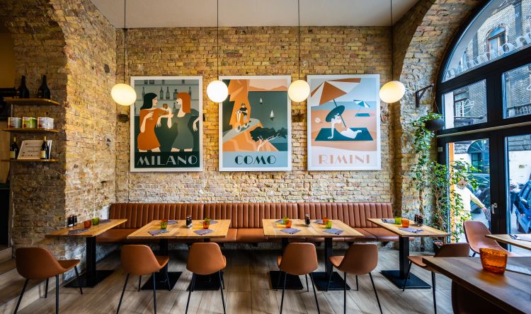 La sala "calda" ed elegante della pizzeria Belli di Mamma, nel settimo distretto della capitale ungherese: ha una capienza di 42 posti
