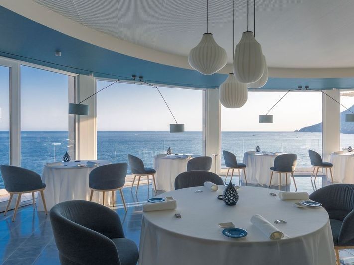 La sala panoramica del ristorante Oltremare, outlet fine dining dell’Hotel Club Due Torri di Maiori (Sa)
