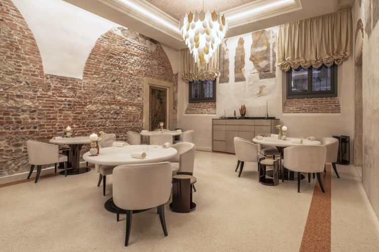 Poi ci si accomoda in sala