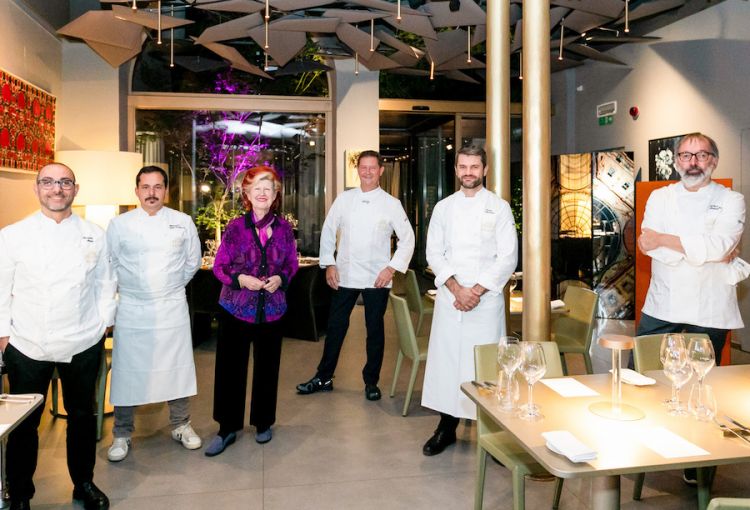 12th of October 2020, a special date for the Romagnosi hub. We presented Tre Stelle Michelin, the book published by Manfredi Maretti and curated by Maurice von Greenfields. On the occasion, the menu was signed by the portrayed super-chefs. Left to right: Italo Monco, Alessandro Della Tommasina, Annie Feolde, Enrico Cerea, Enrico Bartolini and Norbert Niederkofler
