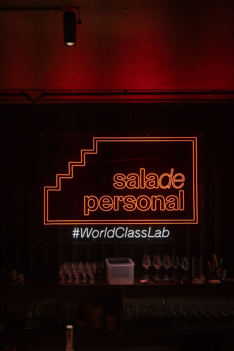 Sala de Personal è il primo format dell'isola in cui si sperimenta il pairing tra cocktail e piatti a partire dall'innovazione tecnologica nella miscelazione e l'appartenenza a un territorio nella ristorazione.
