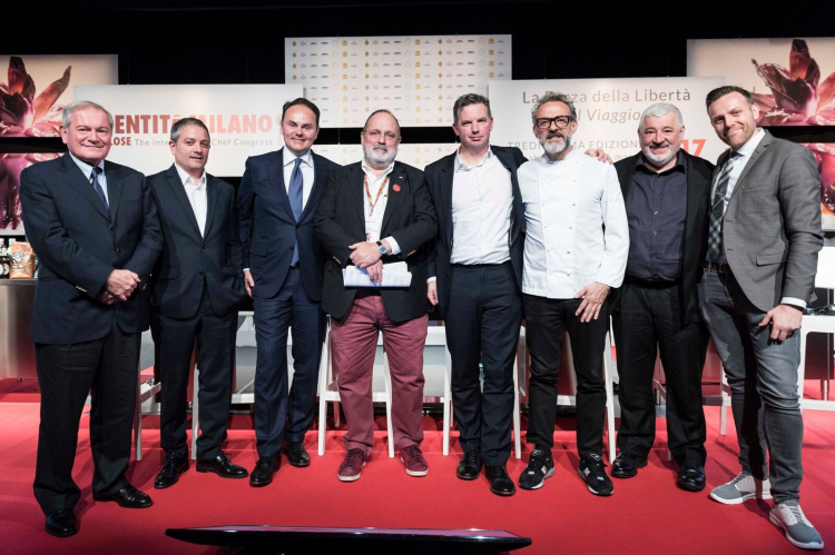 Da sinistra Maurizio Saccani, direttore operations di Rocco Forte Hotels, Marco Reitano, sommelier de La Pergola di Roma nonché presidente dell’associazione Noi di Sala, Matteo Lunelli, presidente delle Cantine Ferrari, Paolo Marchi, William Drew, group editor di The World's 50 Best Restaurants, Massimo Bottura, Umberto Bombana, vincitore del premio alla carriera per l’Asia 2017, Soren Ledet, direttore e comproprietario di Geranium di Copenhagen
