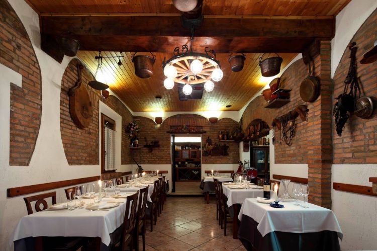 La sala di Osteria da Alberto&nbsp;unisce l&rsquo;atmosfera rustica della campagna a&nbsp;eleganza e semplicit&agrave;
