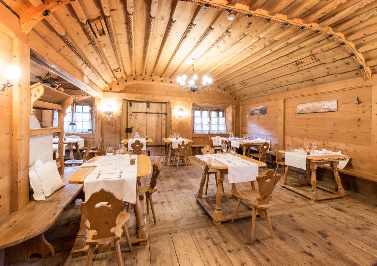 La sala ristorante di La Stube, all'interno dell'hotel Edelhof
