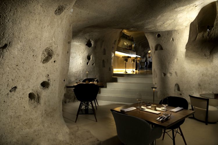 La grotta di tufo è un'altra delle sale nelle quali è possibile cenare e assaporare l'accoglienza del Regiacorte
