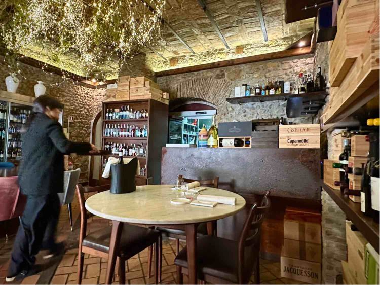 La sala ristorante de La Taverna di Bacco a Nettuno, Roma
