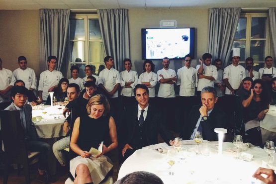 La sala segue lo svolgimento delle preparazioni in cucina