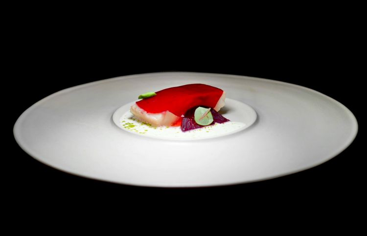 Salmerino della Val Passiria, barbabietola fermentata, gin alla barbabietola, salsa di cavolfiore e olio alle erbe