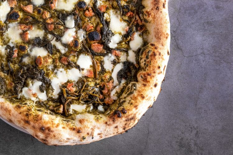 Salsiccia e friarielli: le pizze di Belli di Mamma dal 2020 sono nella Top 50 Europa e sono riuscite a fidelizzare la propria clientela
