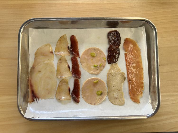 Salumi di mare: da sinistra bresaola di pesce spada, prosciutto di alalunga e prosciutto di palamita, seguono le lavorazioni cotte o stagionate ossia mortadella di lampuga con pistacchio di Bronte, lardo di totano, chorizo di tonnetto striato e bottarga di tonno