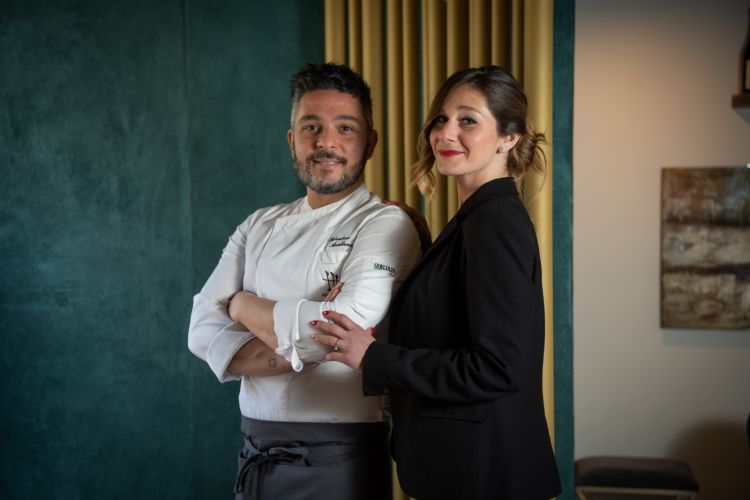Lo chef Salvatore Avallone, assieme alla compagna, nonchè maître e sommelier del ristorante Cetaria, Federica Gatto
