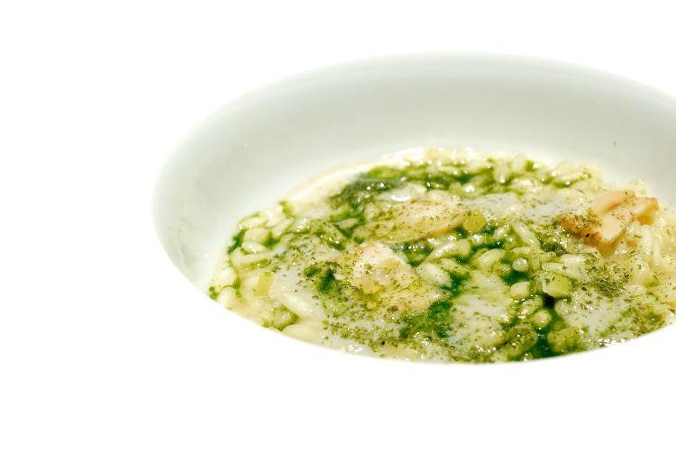 Il mare a Milano. Risotto: con abalone, occhio di Santa Lucia (o Trottola rugosa, un mollusco) e arca di Noè (altro mollusco, anche detto mussolo). Il riso è mantecato con una salsa di ostriche e cavolo nero, poi plancton e limone. Perché "a Milano"? Perché è al dente e all'onda
