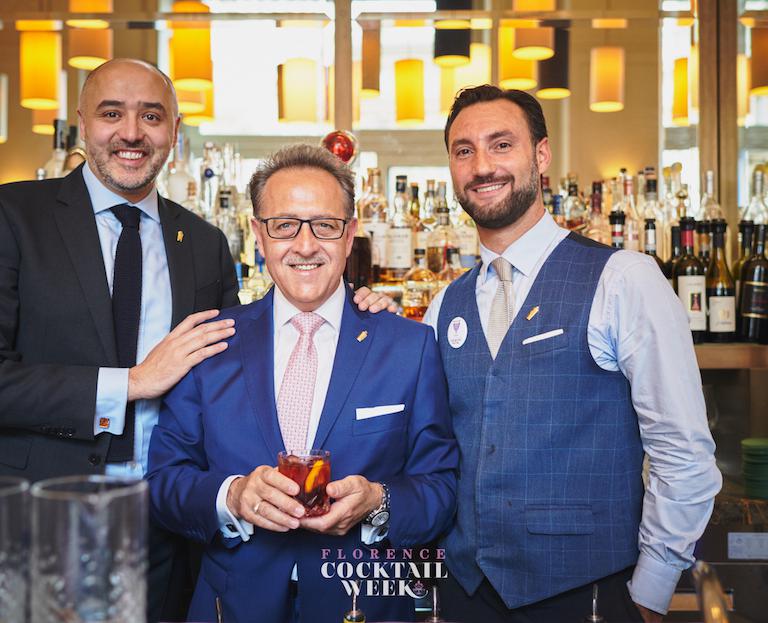 Salvatore Calabrese (al centro) celebra i 100 anni del Negroni all'Hotel Savoy di Firenze
