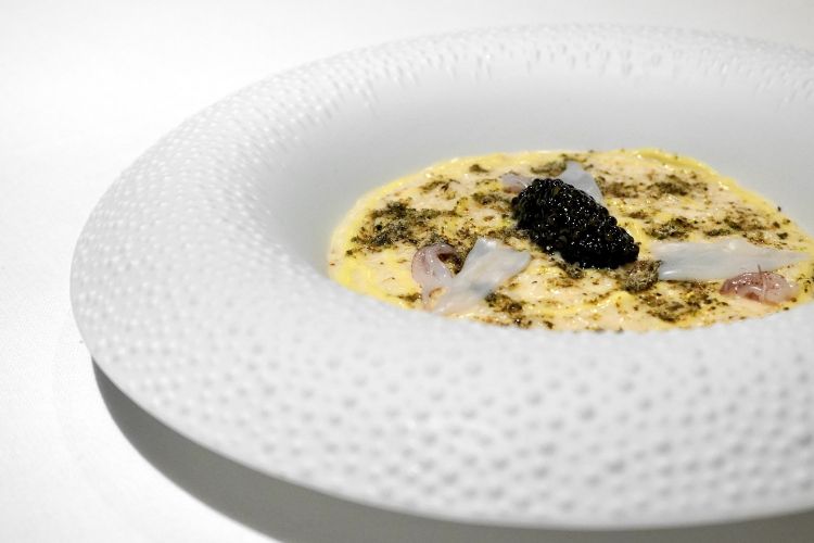 Risotto affumicato, burro all'anguilla, purea di cipolla bianca, polvere di natto, calamaretti spillo e caviale. Convincente? Un po' troppo sapido
