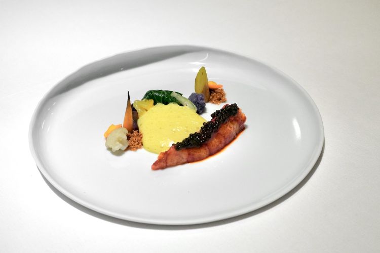 Astice, carota, miso. Astice glassato col suo jus, caviale, carote, cavolfiore, pak choi, crumble di patate, salsa olandese al miso. Gusto tondo, fin troppo pieno (per la salsa olandese: troppa)
