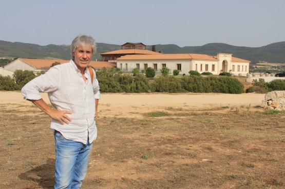 Oenologist Salvo Foti in front of Gulfi, the winer