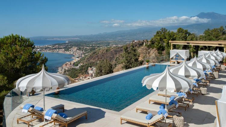 La piscina con vista sullo Ionio e sull'Etna del&nbsp;San Domenico Palace, a Four Seasons Hotel&nbsp;di Taormina (Me)
