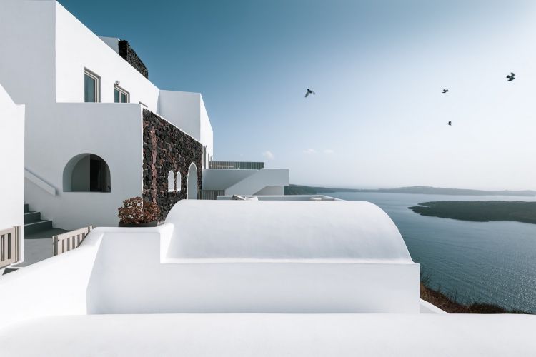 Nel 2018 Auberge Resorts Collection ha aperto il Grace Hotel di Santorini, con la più grande piscina a sfioro sulla Caldera
