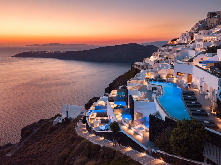 Prima proprietà europea firmata Auberge Resorts Collection, il Grace Hotel regala una delle panramiche più suggestive di Santorini
