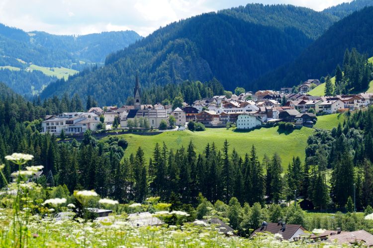 Una veduta di San Vigilio di Marebbe a 1.200 metri in Val Badia