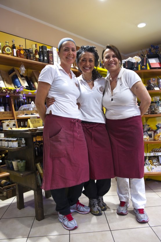 Daniela, Sonia e Katia, volti e anime della Bottega del Buongustaio, negozio gourmet a Fiorentino (foto Brambilla-Serrani)
