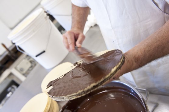 La produzione della Torta Tre Monti (foto Brambilla-Serrani)