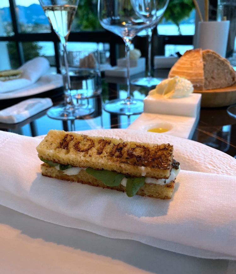 Roteo sandwich con baccalà mantecato, caviale, brioche e rucola