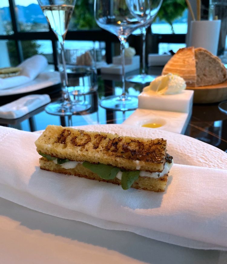 Roteo sandwich con baccalà mantecato, caviale, brioche e rucola 
